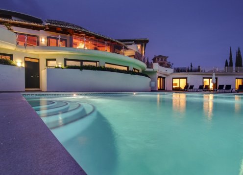 Villa Heaven, Marbella: 10-Bed Luxury Retreat with Pools