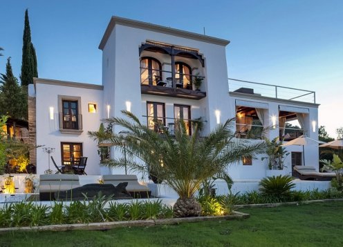 Villa Lombardo: Luxe 8-Bedroom Retreat with Asian Flair in Sant Miquel