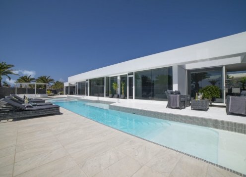 Villa Valhalla: Modern Luxury with Unique Pool in Playa Blanca