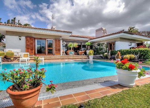 Villa Caio - Elegant 4-Bedroom Retreat with Pool in Maspalomas