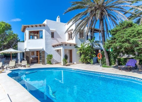 Villa Yambo in Cala d’Or: Beachside Escape with Pool and Sea Views