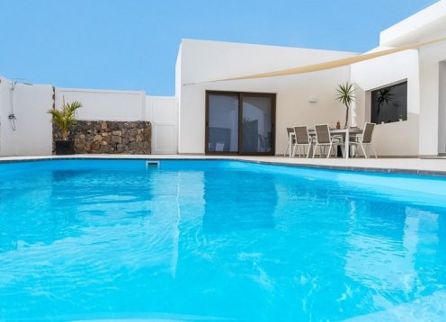 Villa Cabra, La Oliva – Elegant 3-Bedroom Retreat with Heated Pool