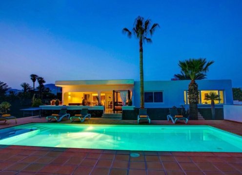 Villa Cardoso, Puerto Calero: 3-Bedroom Retreat with Sea Views