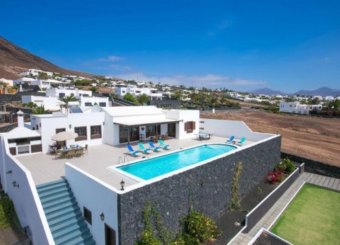 Villa Vaniria, Playa Blanca: Stunning Sea Views & Luxury Poolside