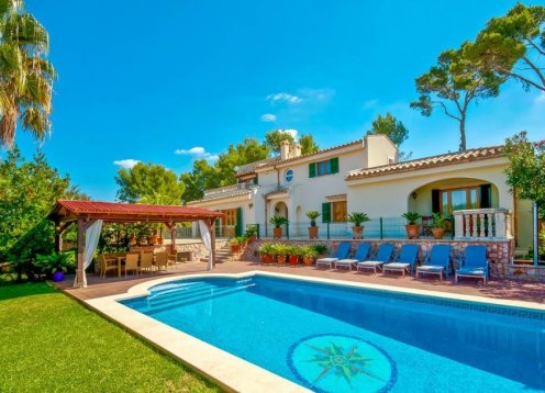 Villa Emmes: Traditional Luxury Retreat in Mal Pas, Alcudia