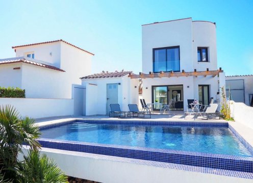 Villa Alberes in Empuriabrava – Modern Canalfront Retreat with Pool