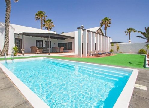 Villa Agus, Costa Teguise - Seafront Villa with Heated Pool