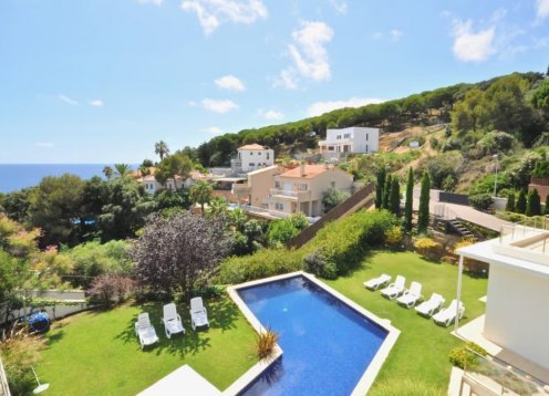 Villa Tortouga in Lloret de Mar – Coastal Luxury with Private Pool