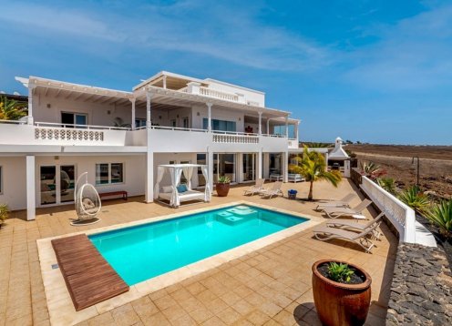 Villa Celia in Puerto Calero: Chic Retreat with Pool & Game Room