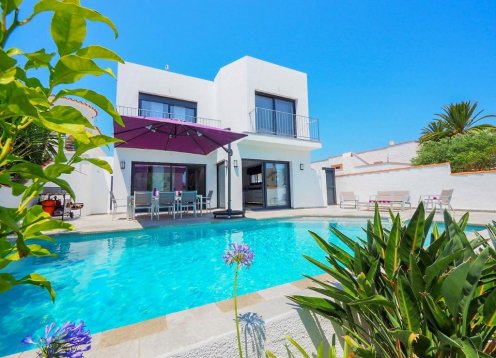 Villa Norfeu in Empuriabrava, Girona – Modern Family Villa with Pool