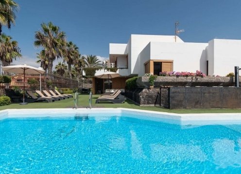 Villa Las Vegas – Stylish Beachside Escape in Playa de las Americas