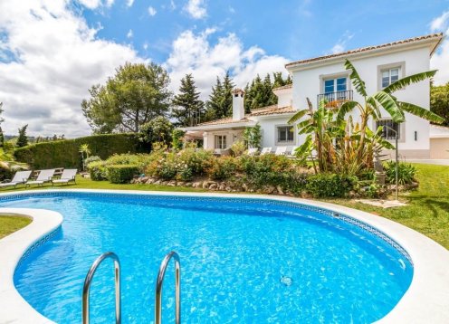 Villa Tapos: Luxury Retreat in Sotogrande with Private Pool